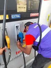 Selladas dos mangueras de combustible en una estación de gasolina