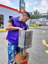 Selladas dos mangueras de combustible en una estación de gasolina