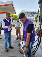 Selladas dos mangueras de combustible en una estación de gasolina
