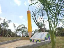 Una ceiba crecerá sana y fuerte al lado del monumento en el ‘Bosque de los Estudiantes’