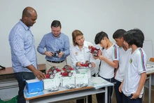 Ruta pedagógica dotó con kits de robótica a dos instituciones educativas