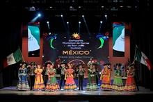 Estudiantes caleños disfrutaron del espectáculo folclórico del Primer Encuentro Mundial de Culturas Populares