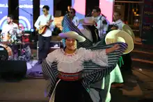 Danza andina y hawaiana convirtieron en fiesta el encuentro de culturas populares en la Loma de la Cruz 