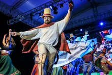 En el Teatro Jorge Isaacs se encendió la noche con las danzas del mundo