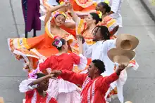 Un desfile multicultural con corazón de ‘folcloreada’
