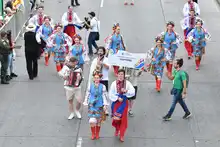 Un desfile multicultural con corazón de ‘folcloreada’