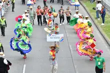 Un desfile multicultural con corazón de ‘folcloreada’