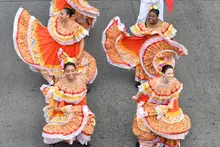 Un desfile multicultural con corazón de ‘folcloreada’