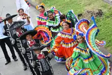 Un desfile multicultural con corazón de ‘folcloreada’
