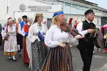 ‘Colombia tierra querida’ se combinó con el folclor europeo en la calle quinta