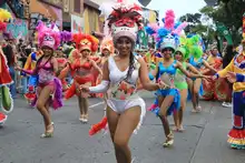 ‘Colombia tierra querida’ se combinó con el folclor europeo en la calle quinta
