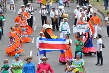 La danza y el viento fueron cómplices en la ‘Gran Parada’ del ‘Encuentro de Culturas Populares’