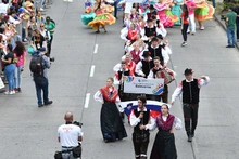 La danza y el viento fueron cómplices en la ‘Gran Parada’ del ‘Encuentro de Culturas Populares’