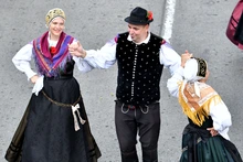 La danza y el viento fueron cómplices en la ‘Gran Parada’ del ‘Encuentro de Culturas Populares’