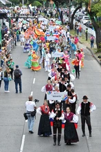 La danza y el viento fueron cómplices en la ‘Gran Parada’ del ‘Encuentro de Culturas Populares’