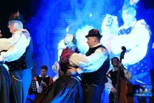 Cierre apoteósico de la ‘Gran Parada de las Culturas Populares’ en el Bulevar del Río