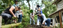 Con pala en mano, gestores comunitarios avanzan con la instalación de huertas urbanas en comedores de Cali