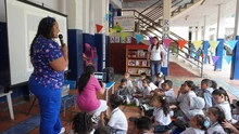 Una biblioteca rodante pone a volar la imaginación de los estudiantes