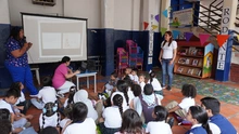 Una biblioteca rodante pone a volar la imaginación de los estudiantes