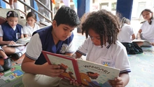 Una biblioteca rodante pone a volar la imaginación de los estudiantes
