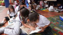 Una biblioteca rodante pone a volar la imaginación de los estudiantes
