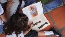 Una biblioteca rodante pone a volar la imaginación de los estudiantes