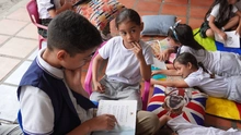 Una biblioteca rodante pone a volar la imaginación de los estudiantes
