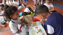 Una biblioteca rodante pone a volar la imaginación de los estudiantes