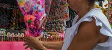 Madres, abuelas e hijas mantienen viva la dulce tradición de los ahijados 