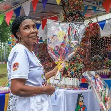 Madres, abuelas e hijas mantienen viva la dulce tradición de los ahijados 