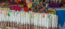 Madres, abuelas e hijas mantienen viva la dulce tradición de los ahijados 