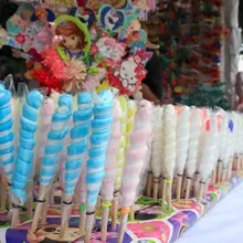 Madres, abuelas e hijas mantienen viva la dulce tradición de los ahijados 