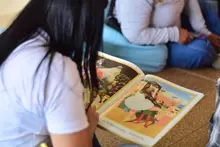 Contar cuentos a los niños fortalece su lenguaje