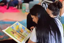 Contar cuentos a los niños fortalece su lenguaje