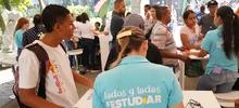 Cientos de jóvenes cumplieron con la cita a la primera jornada de inscripción de Todas y Todos a Estudiar Inglés