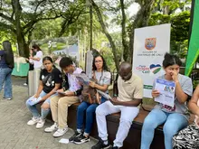 Muchos sueños están presentes en las filas para inscripciones a Todos y Todas a Estudiar Inglés 