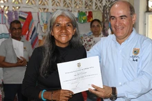 65 personas mayores se graduaron en curso de marroquinería y manualidades en la comuna 15, se resaltó el talento artístico y el liderazgo local
