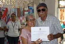 65 personas mayores se graduaron en curso de marroquinería y manualidades en la comuna 15, se resaltó el talento artístico y el liderazgo local