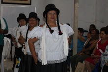 65 personas mayores se graduaron en curso de marroquinería y manualidades en la comuna 15, se resaltó el talento artístico y el liderazgo local