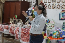65 personas mayores se graduaron en curso de marroquinería y manualidades en la comuna 15, se resaltó el talento artístico y el liderazgo local