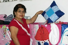 65 personas mayores se graduaron en curso de marroquinería y manualidades en la comuna 15, se resaltó el talento artístico y el liderazgo local