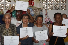 65 personas mayores se graduaron en curso de marroquinería y manualidades en la comuna 15, se resaltó el talento artístico y el liderazgo local
