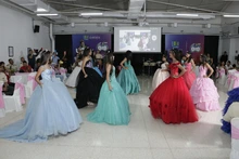 A 15 quinceañeras vulnerables les celebraron su cumpleaños, por todo lo alto
