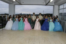 A 15 quinceañeras vulnerables les celebraron su cumpleaños, por todo lo alto