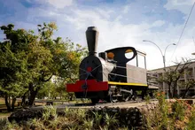 Monumento al Ferrocarril volvió a su pedestal