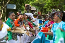 Este sábado disfruta del Desfile de Colonias al ritmo del Pacífico
