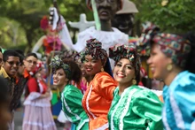 Este sábado disfruta del Desfile de Colonias al ritmo del Pacífico