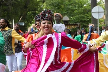 Este sábado disfruta del Desfile de Colonias al ritmo del Pacífico