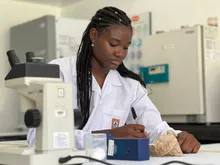 Angélica Caicedo Quiñones, joven promesa de la ingeniería biomédica y el atletismo