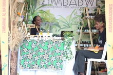 Jóvenes emprendedoras usan el viche como producto capilar: Zimbabwe al natural